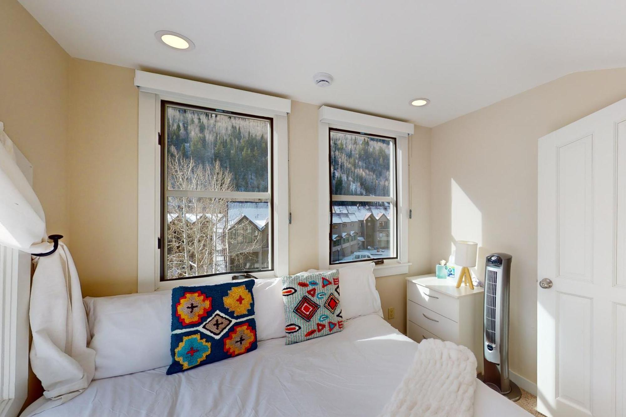 Pacific Ave West 615 - Mountain View Penthouse Apartment *