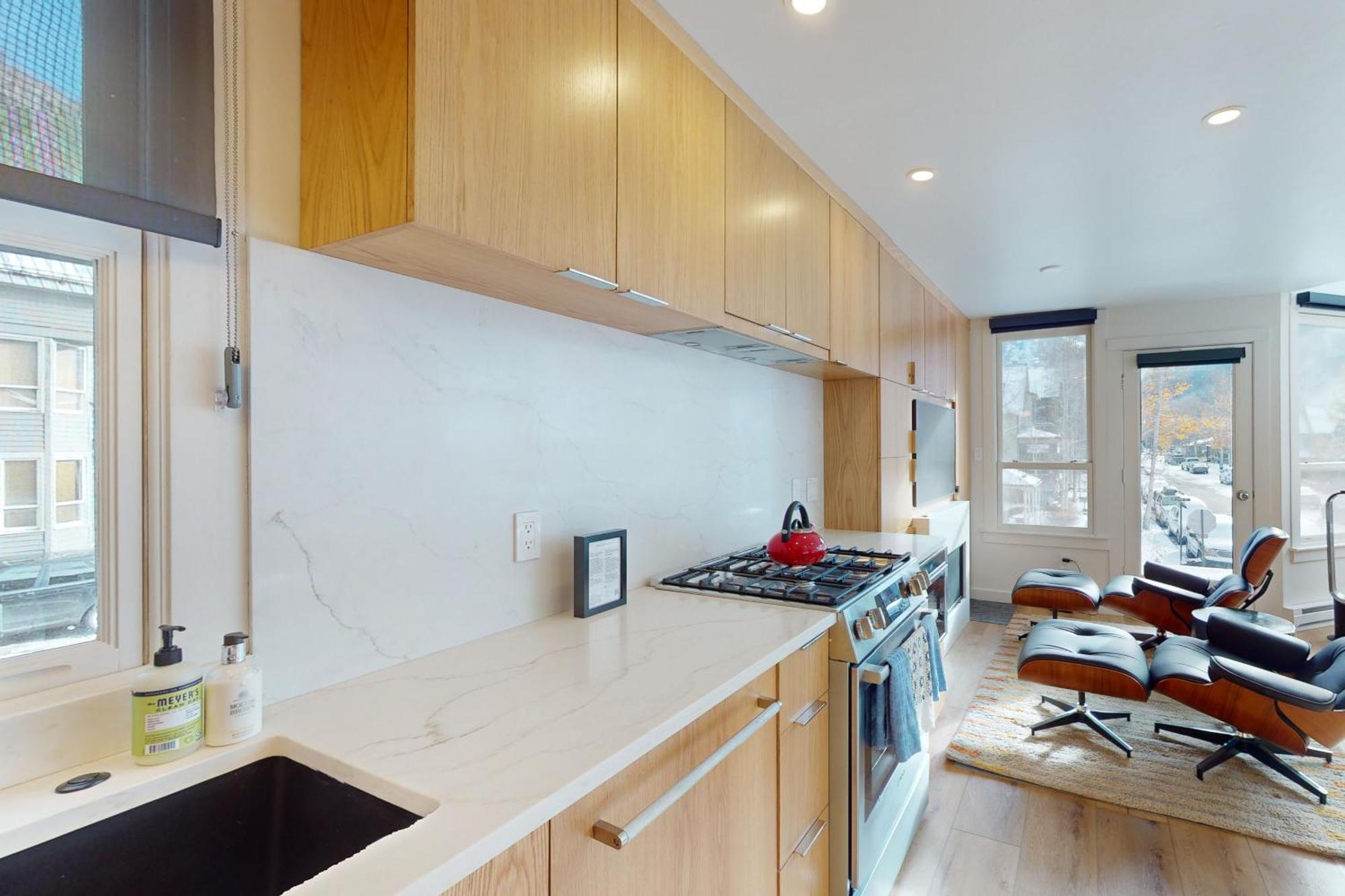 Pacific Ave West 615 - Mountain View Penthouse Apartment *